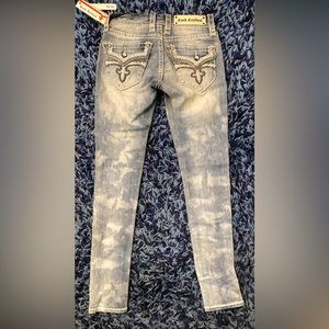 Brand new with tags womens rock revival skinny jeans! This pair is sexy!